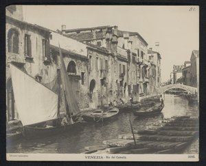 Gezicht op de Rio del Camello te Venetië door Neue Photographische Gesellschaft