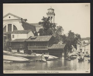 Gezicht op de gondelwerkplaats op de Squero di San Trovaso te Venetië door Neue Photographische Gesellschaft