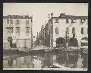 Gezicht op een straat te Venetië door Neue Photographische Gesellschaft
