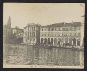 Gezicht op het Palazzo dei Camerlenghi te Venetië door Neue Photographische Gesellschaft