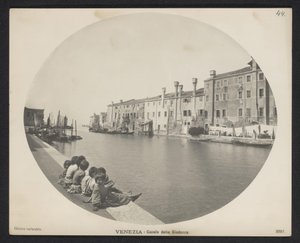 Kinderen op de kade langs een kanaal te Venetië door Neue Photographische Gesellschaft