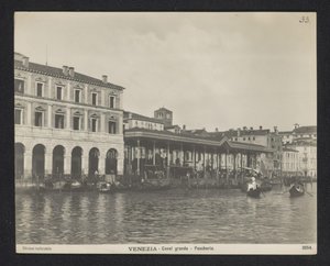 Overdekte vismarkt te Venetië door Neue Photographische Gesellschaft