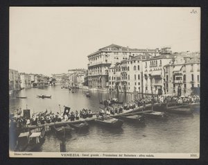Processie over een pontonbrug op het Canal Grande te Venetië tijdens het Festa del Redentore door Neue Photographische Gesellschaft