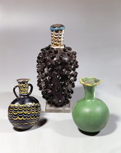 Egyptische vazen: tros druiven, granaatappel en golfmotief (glas) door New Kingdom Egyptian