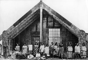 Maori Runanga of Vergaderhuis, ca. 1863-80 door New Zealand Photographer