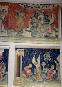 Hanging of Revelation (1373-1383), nr. 61: de vijfde engel goot zijn fles op de troon van het Beest, de zesde leegde op de Eufraat. Hieronder, nr. 70, de dienstgenoot dicteert aan Sint Jan en adviseert hem God te aanbidden en niet hem. Wandtapijt door Nico door Nicolas Bataille
