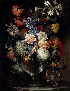 Bloemen in een vaas op een richel