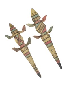 Gesneden houten krokodilfiguren versierd met rood, groen en zwart geschilderde geometrische patronen, Hausa People, Kano, Noord-Nigeria