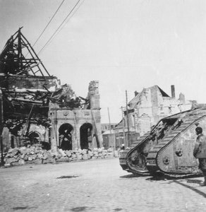 Britse tank voor verwoeste gebouwen, Peronne, Frankrijk, Eerste Wereldoorlog, ca. 1916-1918 door Nightingale and Co