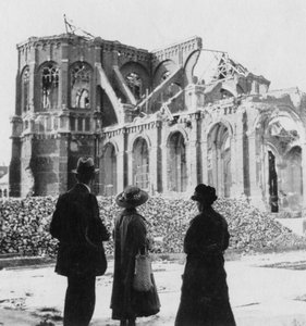 Schade aan de kerk van Notre Dame, Armentières, Frankrijk, Eerste Wereldoorlog, ca. 1914-ca. 1918