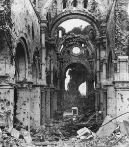 Beschadigd interieur van de Albert Kathedraal, Frankrijk, Eerste Wereldoorlog, ca. 1914-ca. 1918