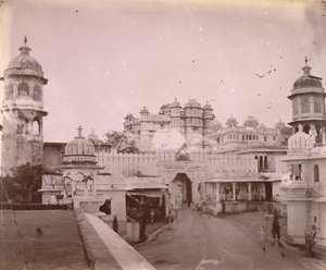 Uitzicht op het Stads Paleis, met toegangspoort op de voorgrond, Udaipur door O.S. Baudesson