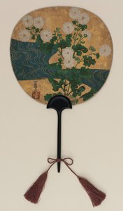Waaier; aan de ene kant Narihira en de pelgrim; aan de andere kant chrysanten en een beek, Edo-periode, eind 17e - begin 18e eeuw door Ogata Korin