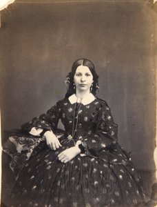 Zittende jonge vrouw