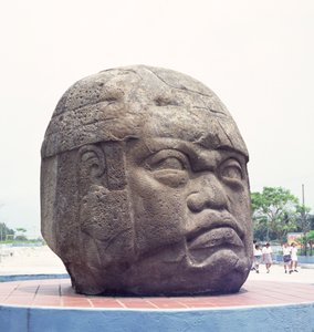 Kolossaal hoofd uit San Lorenzo, Veracruz, Mexico, preklassiek door Olmec