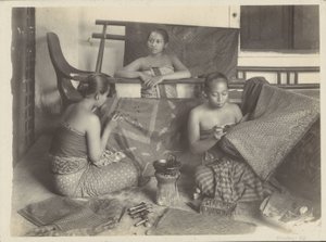 Drie batikkende Indische vrouwen