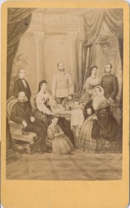 Frans Jozef I en Elisabeth van Oostenrijk en hun keizerlijke familie (afbeelding)