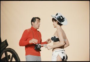 Dean Martin als Matt Helm op de set van 