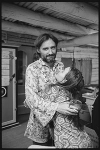 Dennis Hopper en zijn vrouw Michelle Phillips thuis in New Mexico