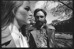 Dennis Hopper en zijn vrouw Michelle Phillips thuis in New Mexico