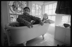 Dennis Hopper en vrouw Michelle Phillips in een bad in New Mexico