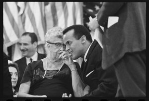 Eleanor Roosevelt met Harry Belafonte op een verkiezingsbijeenkomst