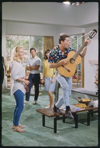 Frankie Avalon en Tuesday Weld op de set van 