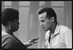 Harry Belafonte met Odetta op de set van tv-special