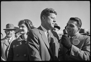 John F. Kennedy met verslaggever en Jackie Kennedy tijdens de verkiezingen