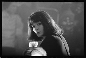 Juliette Greco in rokerige nachtclub