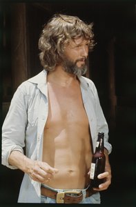 Kris Kristofferson met bier door Orlando Suero