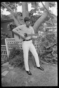 Leonard Nimoy speelt gitaar