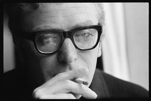 Michael Caine rookt