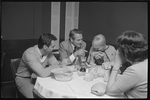 Paul Newman, Mort Sahl en Joanne Woodward grappen tijdens het diner