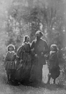 Alfred, Lord Tennyson met zijn vrouw Emily en twee zonen, Hallam en Lionel, ca. 1862 (albumine afdruk)