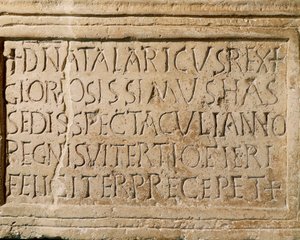 Barbaarse beschaving: inscriptie uit de regeerperiode van koning Ostrogoth Athalaric (516-534 n.Chr.) die getuigt van het bestaan van een theater in Ticinum (het huidige Pavia). 6e eeuw. Musei Civici, Sezione Archeologia, Pavia, Italië