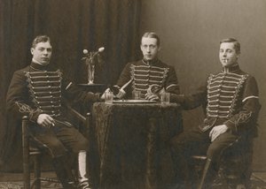 Drie jonge cavaleristen in uniform, Malmö, Zweden, 1920s door Otto Ohm