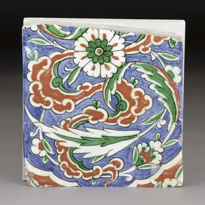Een gedeeltelijke Iznik keramische tegel, Ottomaans Turkije, eind 16e eeuw door Ottoman School