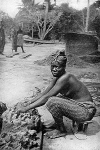 Een pottenbakker uit de Goudkust en haar klei, Ghana, West-Afrika, 1922
