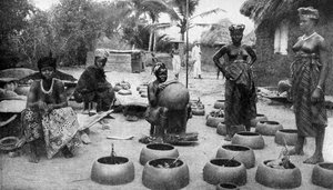 Fanti-vrouwen maken aardewerk, Elmina, Ghana, 1922