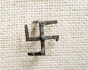 Christelijke oudheid: fibula in de vorm van een swastika (die het kruis gammee zal inspireren). 1e tot 3e eeuw. Nationaal Museum van Archeologie van Saint Germain en Laye door Paleo Christian