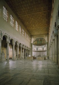Interieur van de kerk van Sint Sabina, centrale schip, gesticht in de 5e eeuw