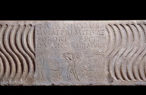 Paleochristelijke kunst: fragmentarische sarcofaagtank: Goede Herder en grafschrift van Livia Primitiva. Een herder met lammeren, een vis (christelijk symbool) en een anker. Gevonden in Rome onder de Sint-Pietersbasiliek. door Paleo Christian