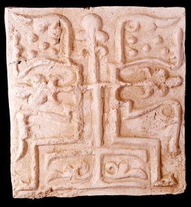 Paleochristelijke kunst: steen versierd met reliëfs van wijnranken en een kruis door Paleo Christian Paleo Christian