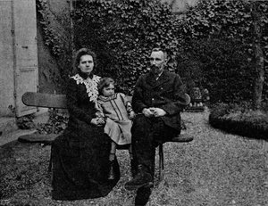 M. en Mme Curie in de tuin van hun huis in Parijs, c1902
