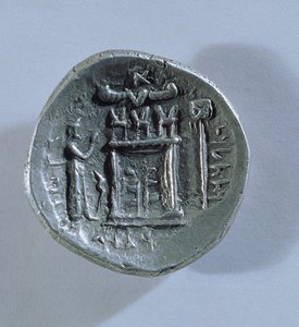 Tetradrachme van Vahbarz, Koning van Persis, met een Zoroastrische vuurtempel (achterzijde) door Parthian School