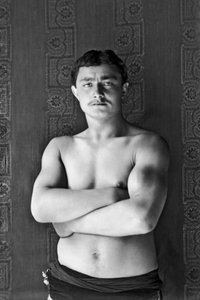 Portret van een reizende circusworstelaar, voorbijgaand aan Andelot Blancheville (Haute Marne). Foto, circa 1886, door Paul Emile Theodore Ducos (1849-1913) door Paul Emile Theodore Ducos