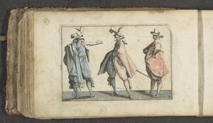 Drie acteurs met lange mantels