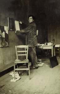 Amedeo Modigliani in zijn studio, ca. 1915 (zwart-wit foto) door Paul Guillaume