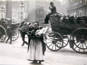 Een vrouwelijke krantenverkoper, Londen, c.1890s door Paul Martin